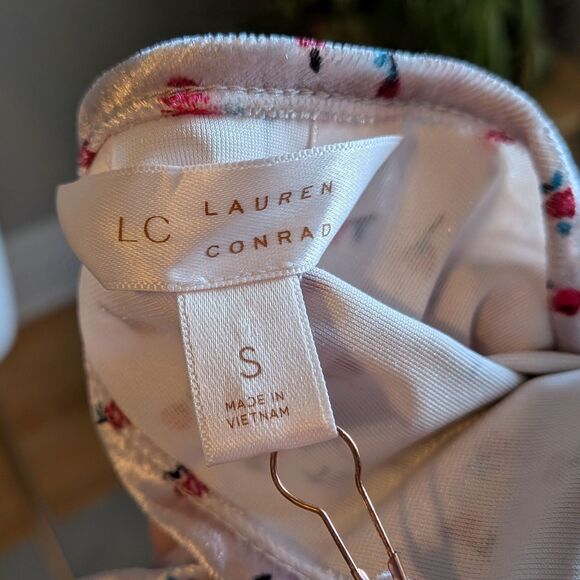 NWOT Lauren Conrad Floral Crushed Velvet Top Roses Valentines Size Small - Picture 8 of 8